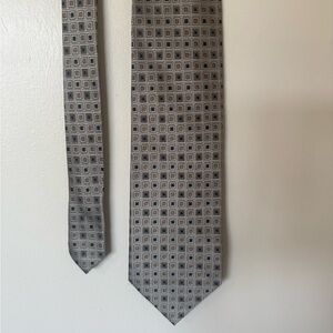 100% Silk Geometric Gray Tie